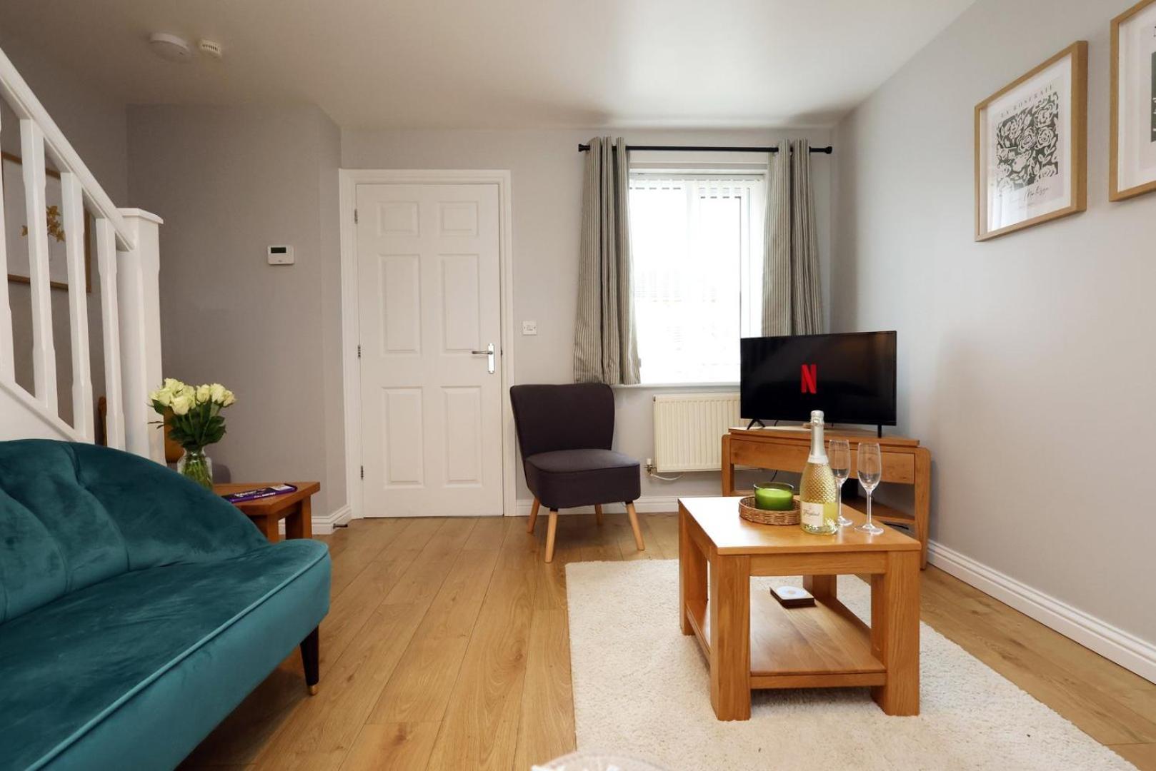 Relaxing 2-Bed Coastal Escape In Port Talbot Apartment Exterior photo