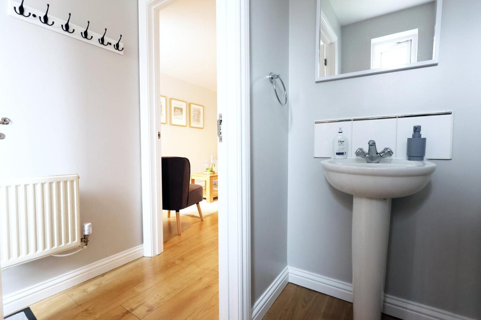 Relaxing 2-Bed Coastal Escape In Port Talbot Apartment Exterior photo