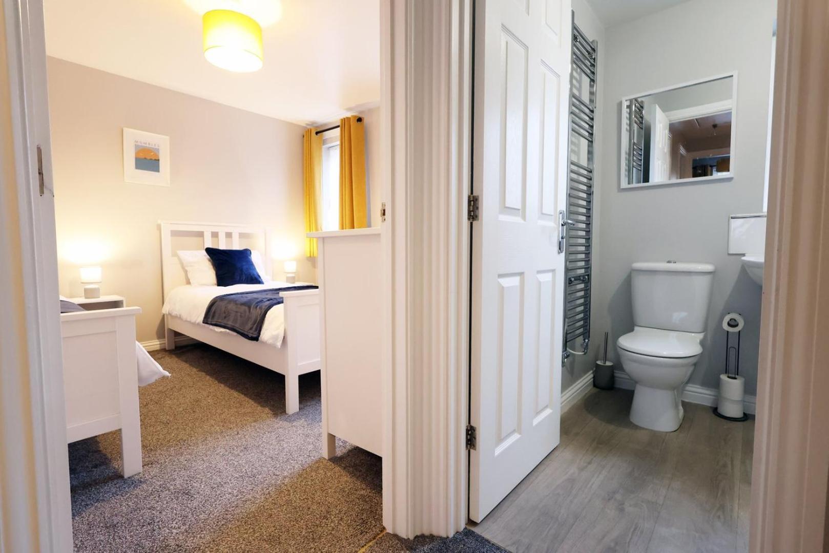 Relaxing 2-Bed Coastal Escape In Port Talbot Apartment Exterior photo