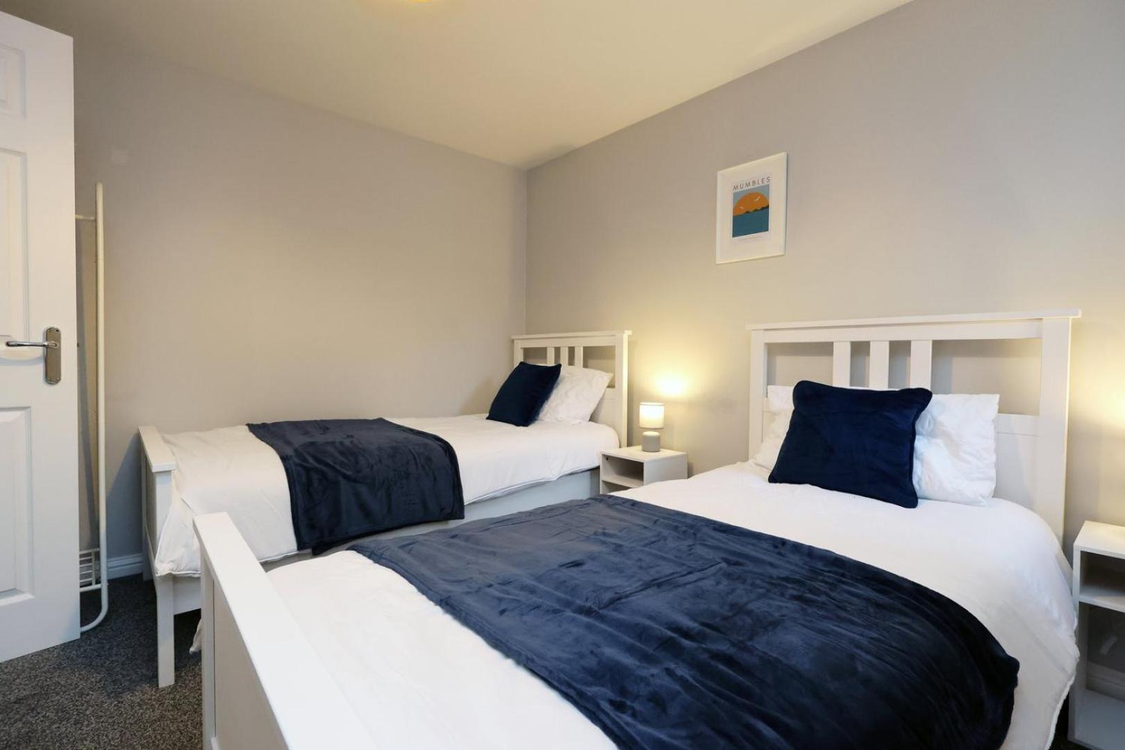 Relaxing 2-Bed Coastal Escape In Port Talbot Apartment Exterior photo